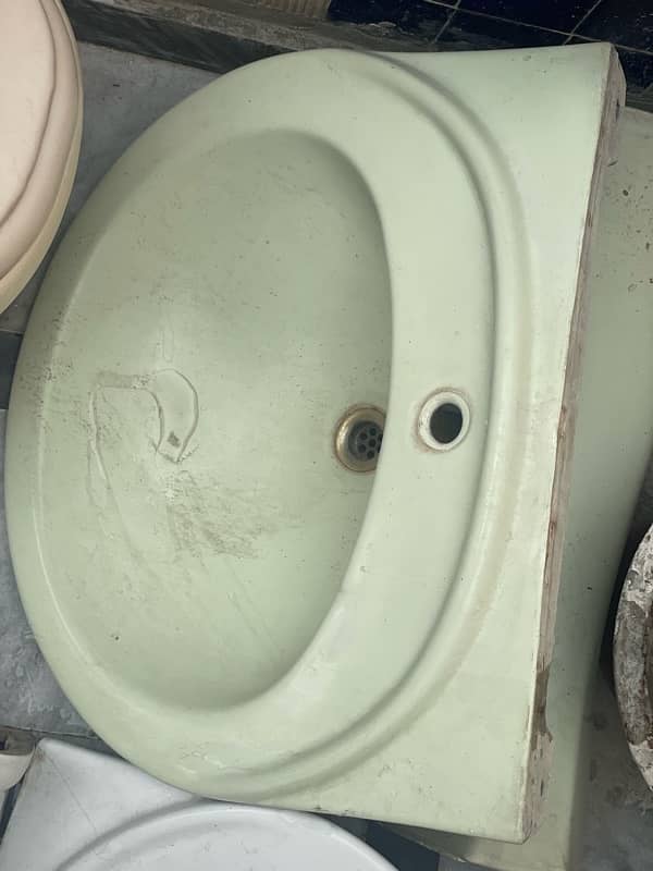 3 Commodes, 2 Washbasins, 3 WC Tank - all used items 0