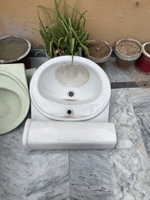 3 Commodes, 2 Washbasins, 3 WC Tank - all used items 3