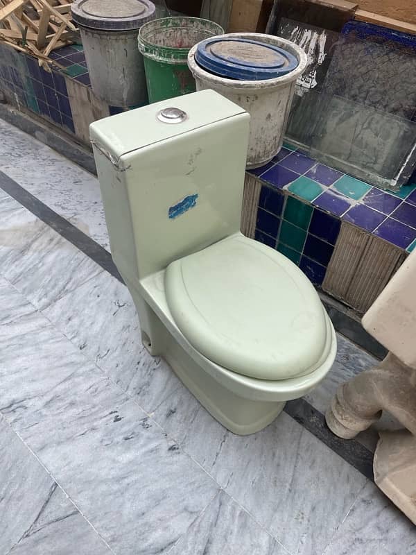 3 Commodes, 2 Washbasins, 3 WC Tank - all used items 4