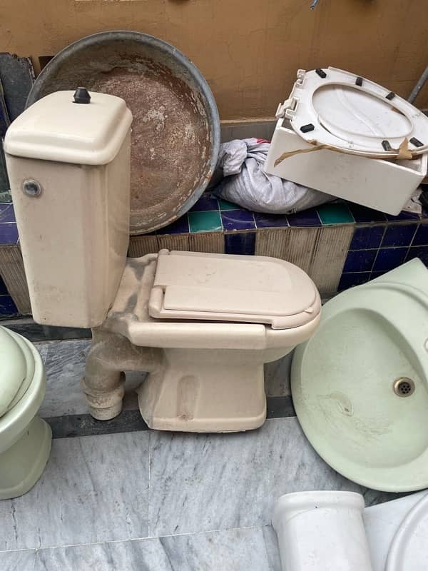 3 Commodes, 2 Washbasins, 3 WC Tank - all used items 5