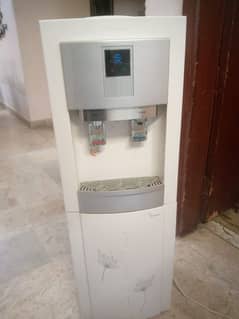 Pel water dispenser