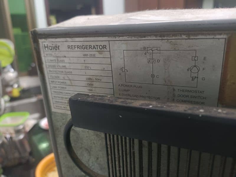 excellent condition medium size refrigerator 2
