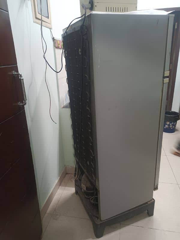 excellent condition medium size refrigerator 3