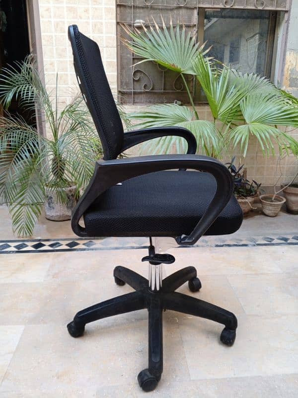 Premium Office Chair – Like New! 1