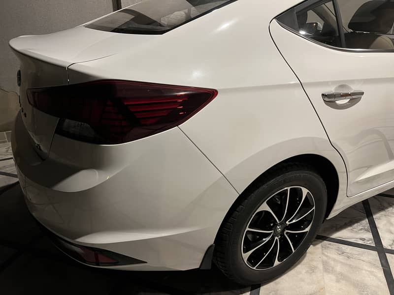 Elantra 1600 CC white color 3