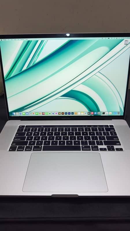 MacBook Pro 2019(16inch) i7- 32GB Ram ssD 512 4GB card 3