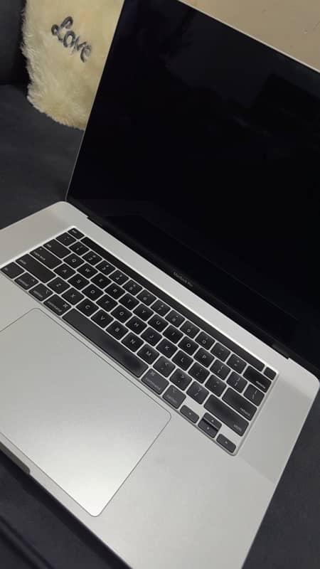 MacBook Pro 2019(16inch) i7- 32GB Ram ssD 512 4GB card 6