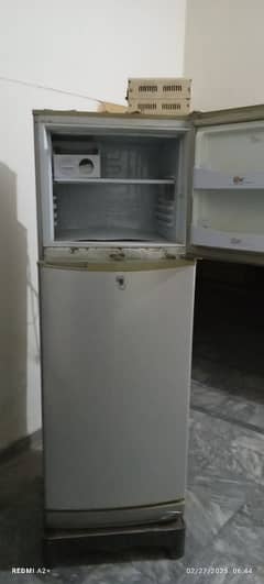 PEL refrigerator with stabilizer