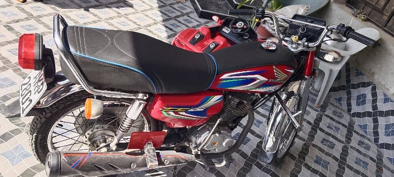 Smoth and Beautiful Honda 125 4