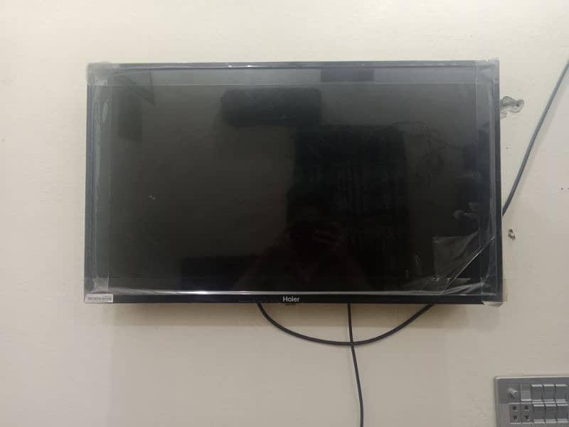 haier LCD 1 month used all ok mobile attached 1