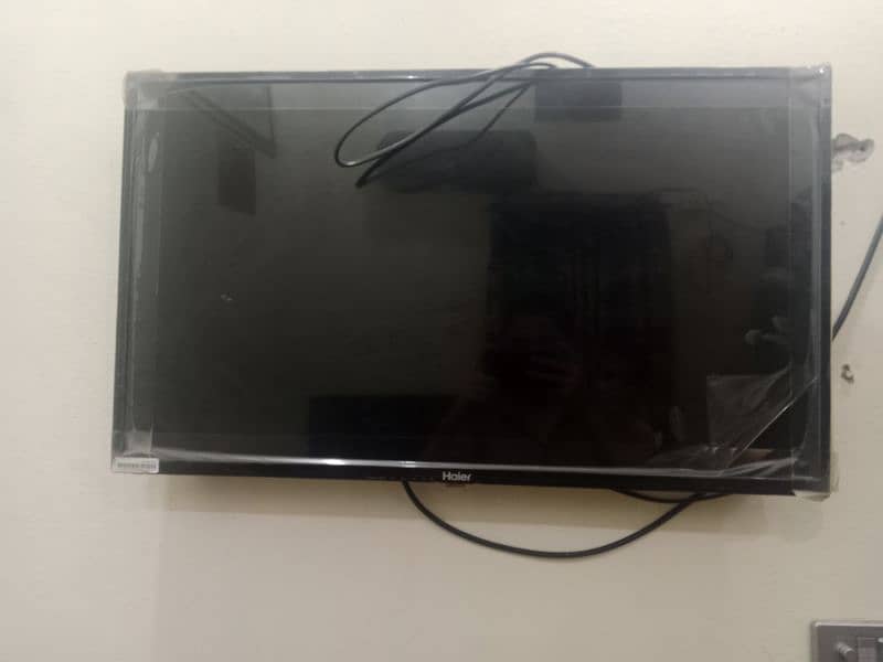 haier LCD 1 month used all ok mobile attached 2