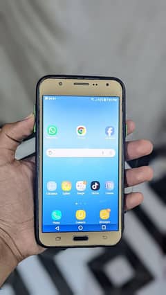 •Samsung Galaxy J7 !!•