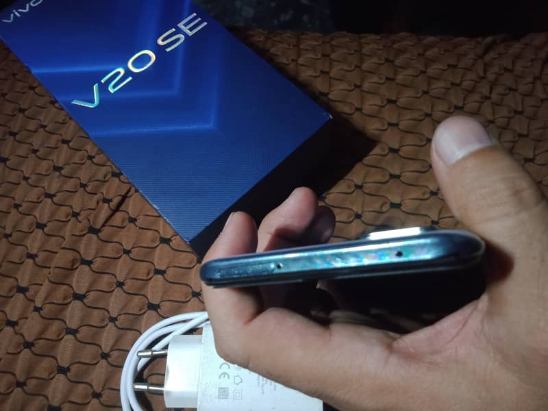 Vivo V20 se 8/128 with box charger 2