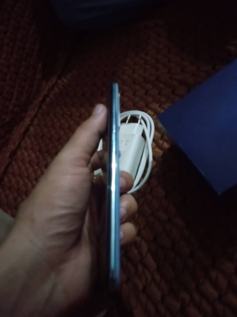 Vivo V20 se 8/128 with box charger 3