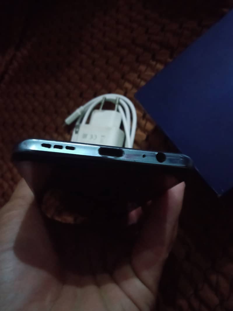 Vivo V20 se 8/128 with box charger 4