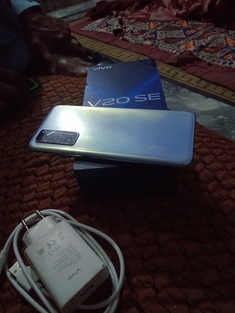 Vivo V20 se 8/128 with box charger 6