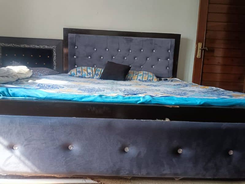 In mint condition King size double bed with mattress and side tables 3