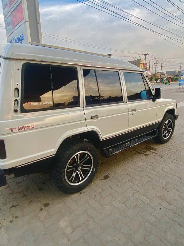 Mitsubishi Pajero 1990 11