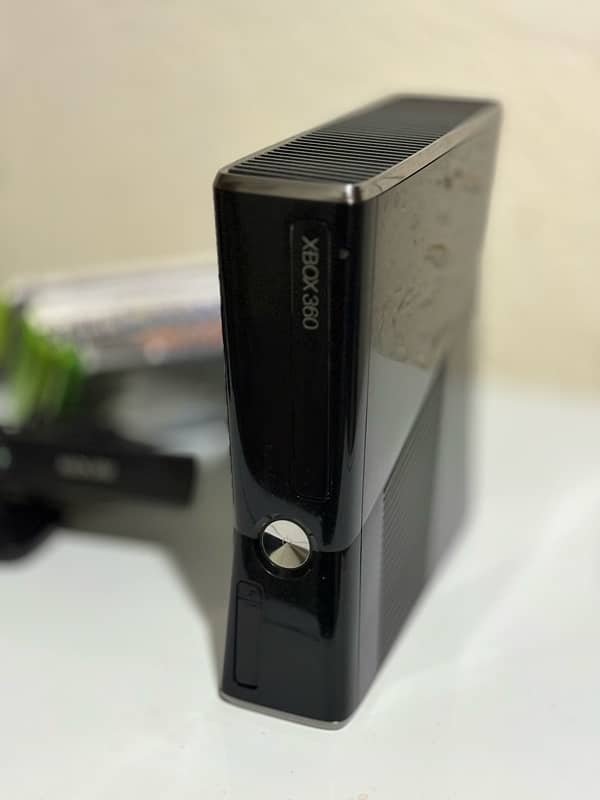 XBOX 360 with Kinect all assesories NEW CONDITION ORIGINAL XBOX 2