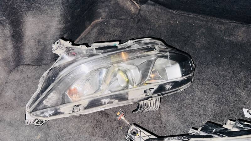 civic 2018 orignal head light new condition 2