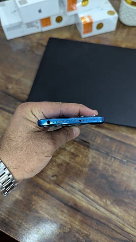 Redmi note 11 one hand use phone 3