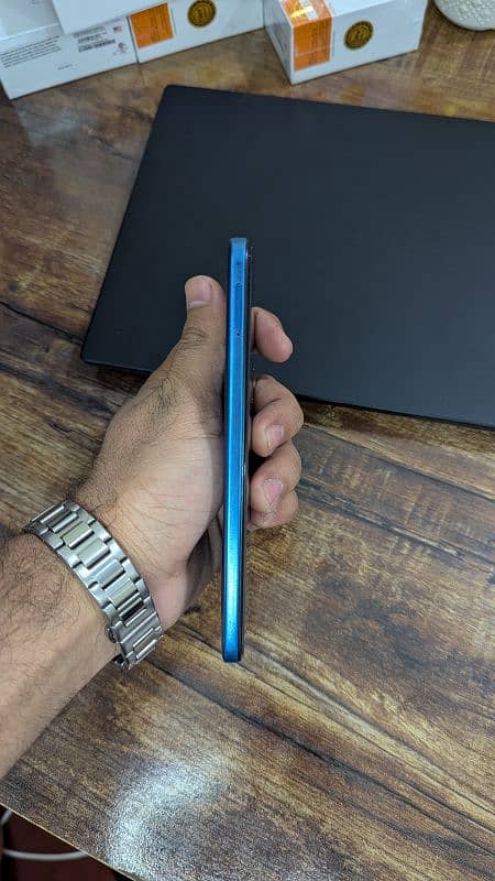 Redmi note 11 one hand use phone 4