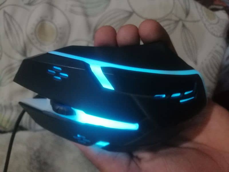 RGB gaming mouse with free mouse pad 2