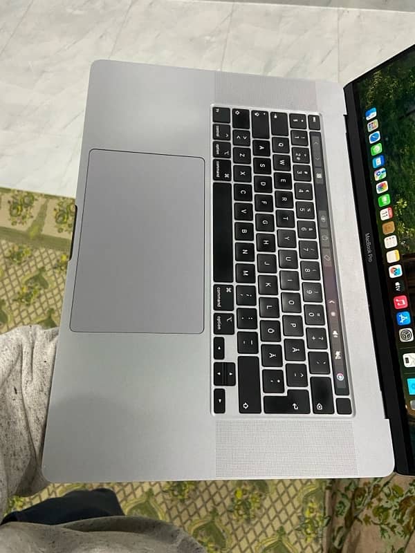 apple macbook pro 1