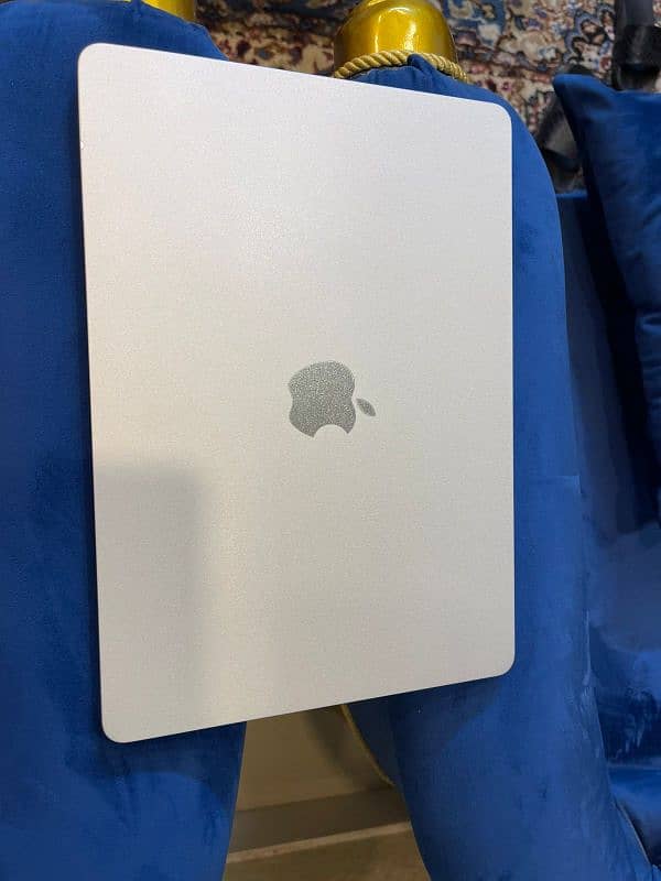 Apple Macbook Air 13.6 inch 4