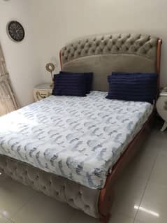 I m selling my king size bed room set complete without mattress