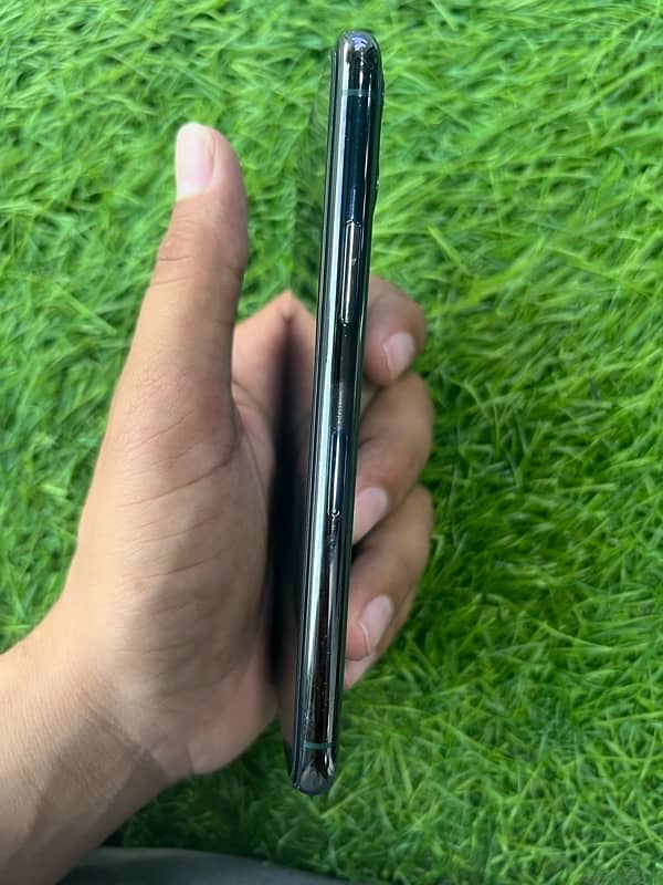 iPhone 11 pro factory 64GB 70 percent battery water pak condition sad 7