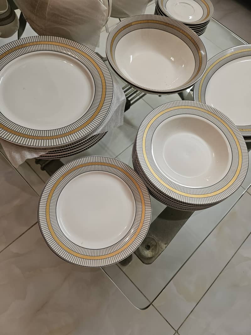 Brand new Dinner sets 16