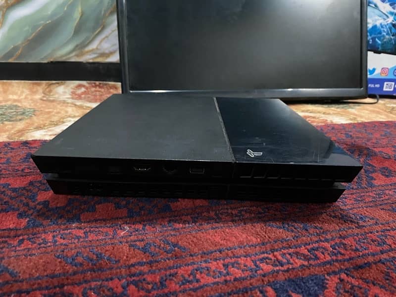 Playstation 4 (1 Tb) (jailbreak) along with 32 inch lcd 2