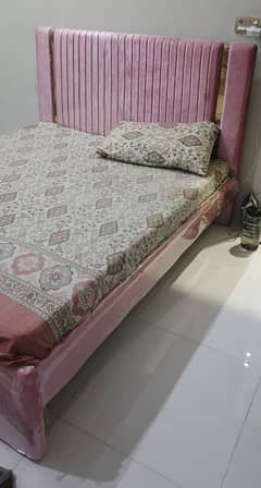 queen size pink upholstered bed