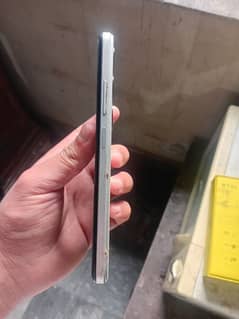 model v30 condition 10/9  4/128 Gb with orignal charge cable