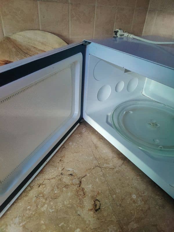 Dawlance large sized microwave oven 2