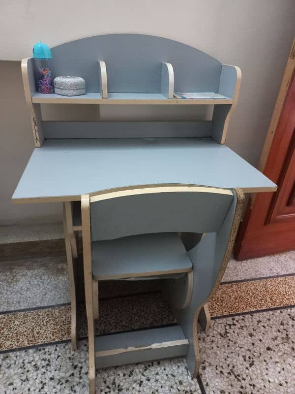 Kids study table 0