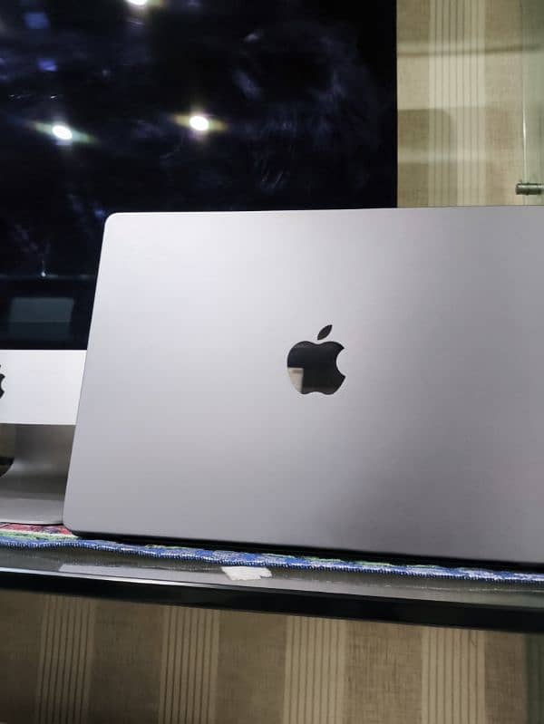2019//2020//2023 apple MacBook Qty available 2