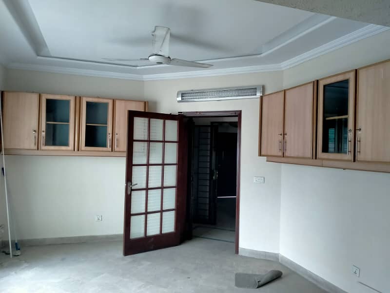 CANTT,1 KANAL COMMERCIAL USE HOUSE FOR RENT GULBERG GARDEN TOWN MOLDEL TOWN SHADMAN LAHORE 2