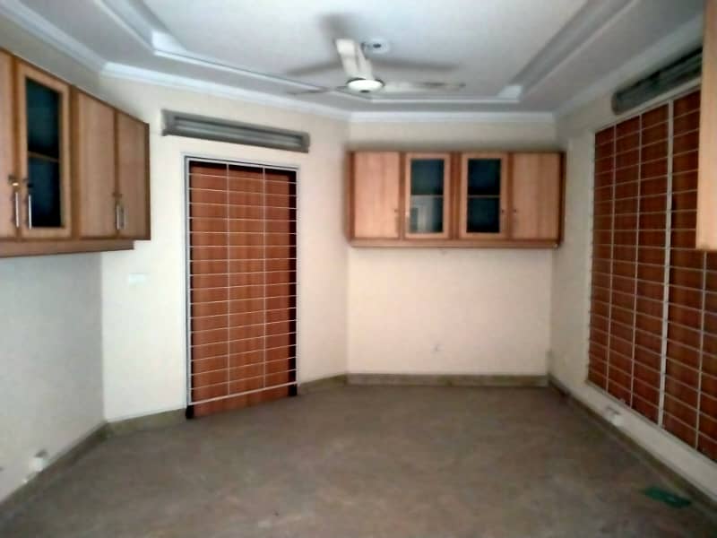 CANTT,1 KANAL COMMERCIAL USE HOUSE FOR RENT GULBERG GARDEN TOWN MOLDEL TOWN SHADMAN LAHORE 4