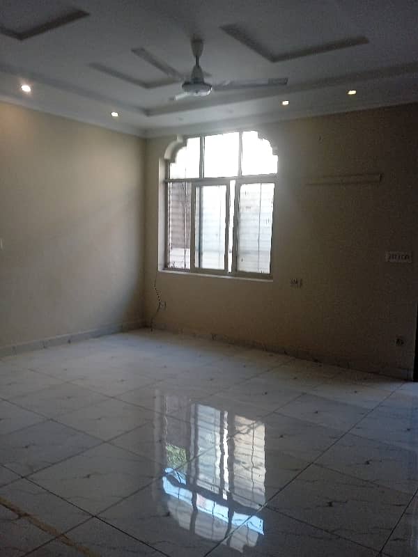 1 Kanal Upper Portion Available For Small Family 5