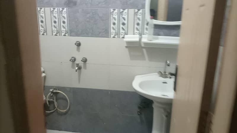 4.5 Marla upper portion with all facilities near qdps for rent 0