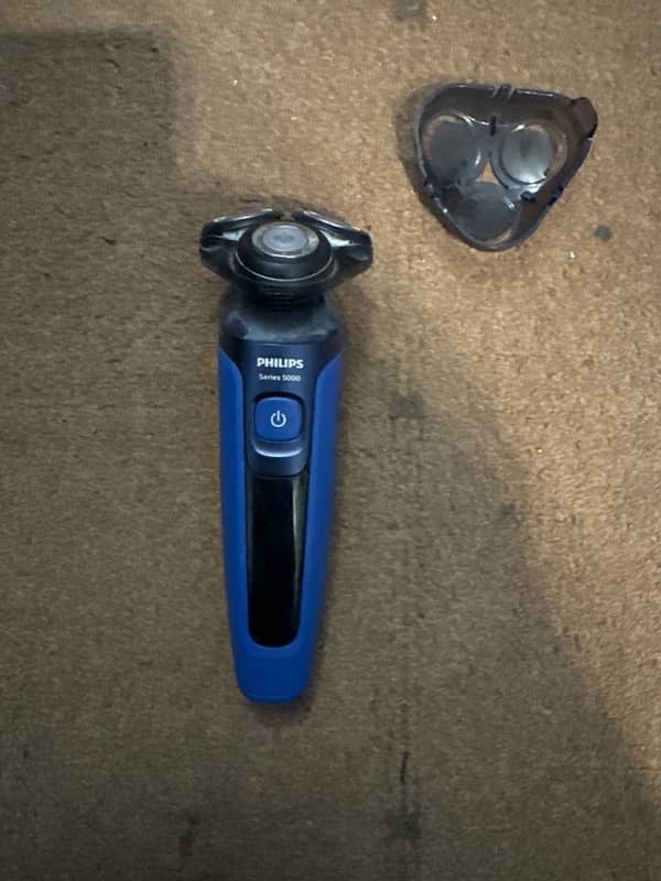 Philips series 5000 wet and dry shaver 1