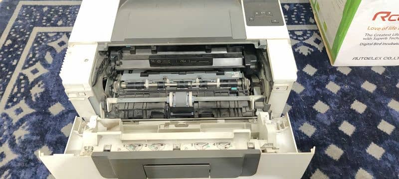 HP LaserJet Pro M404dn 1