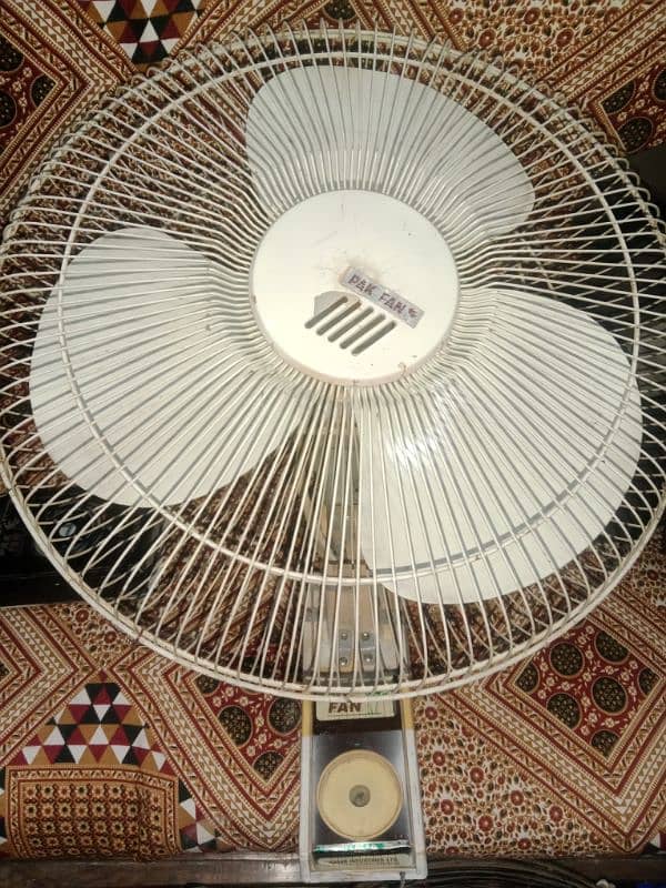 Good Condition Bracket Fans 1