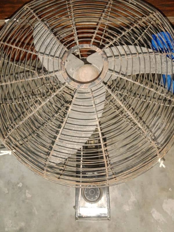 Good Condition Bracket Fans 2