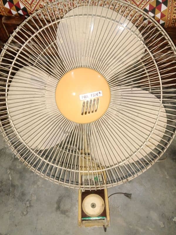 Good Condition Bracket Fans 3