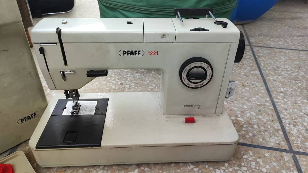 Pfaff 1212 Sewing Machine with Case 1