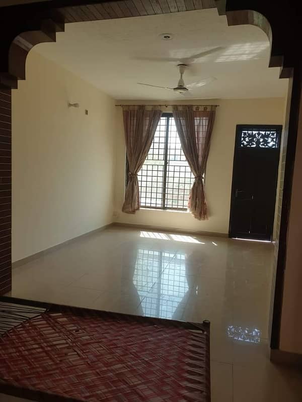 5 Bedroom Upper Portion In Pwd Block-D Near London baker's, KFC 0