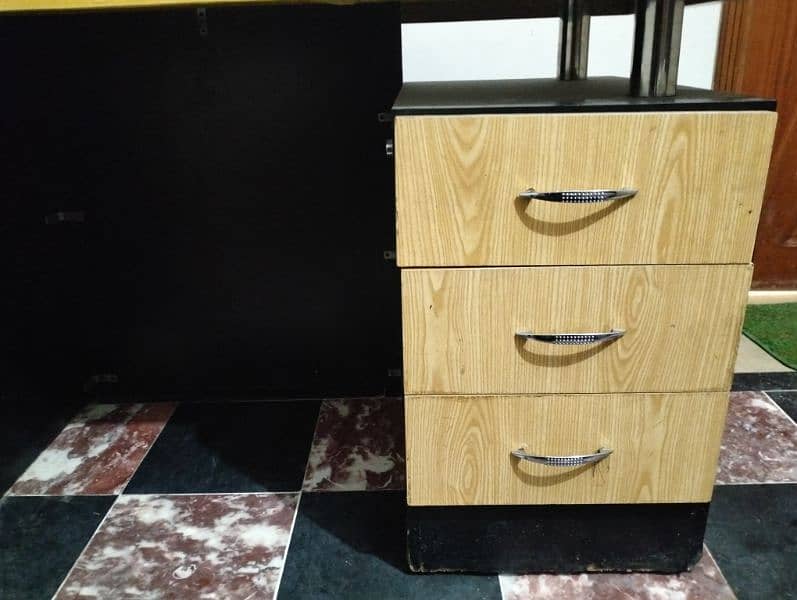 office side table  with fresh wooden 1